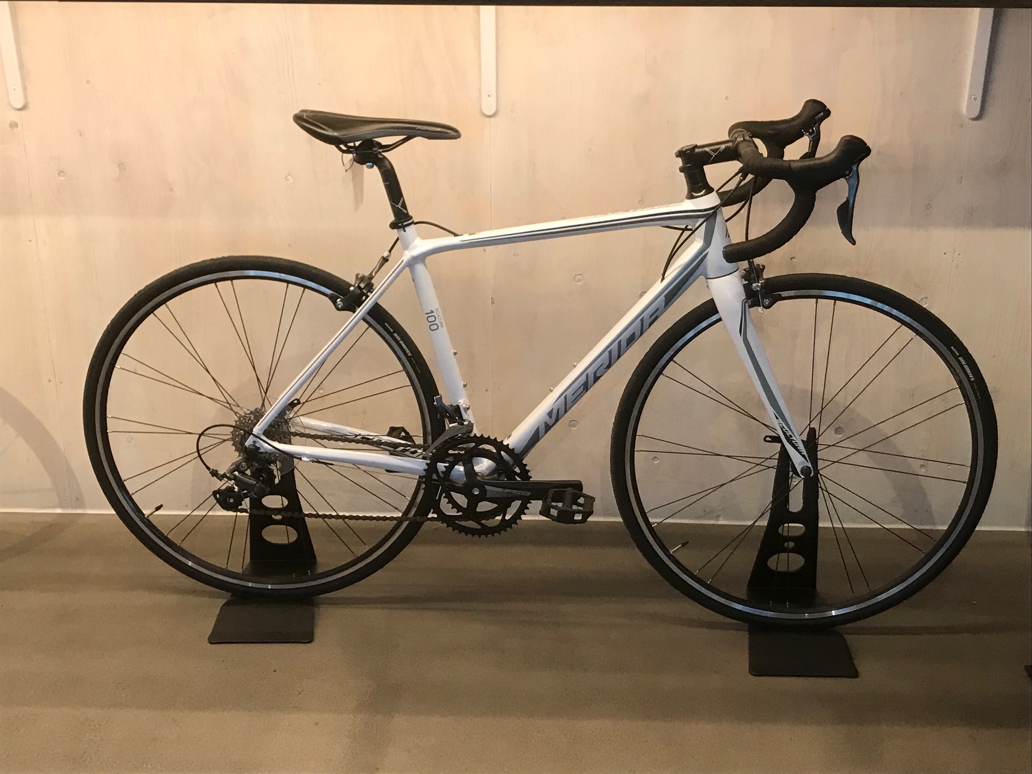 ロードバイク　MERIDA スクルテゥーラ100 2018モデル　美品 ☆2018年試乗車紹介 SCULTURA 100☆ | URBAN BIKES VELOA